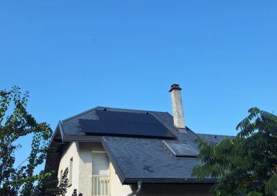 Installation de panneaux solaires sur un toit en ardoise au Bourget-du-Lac